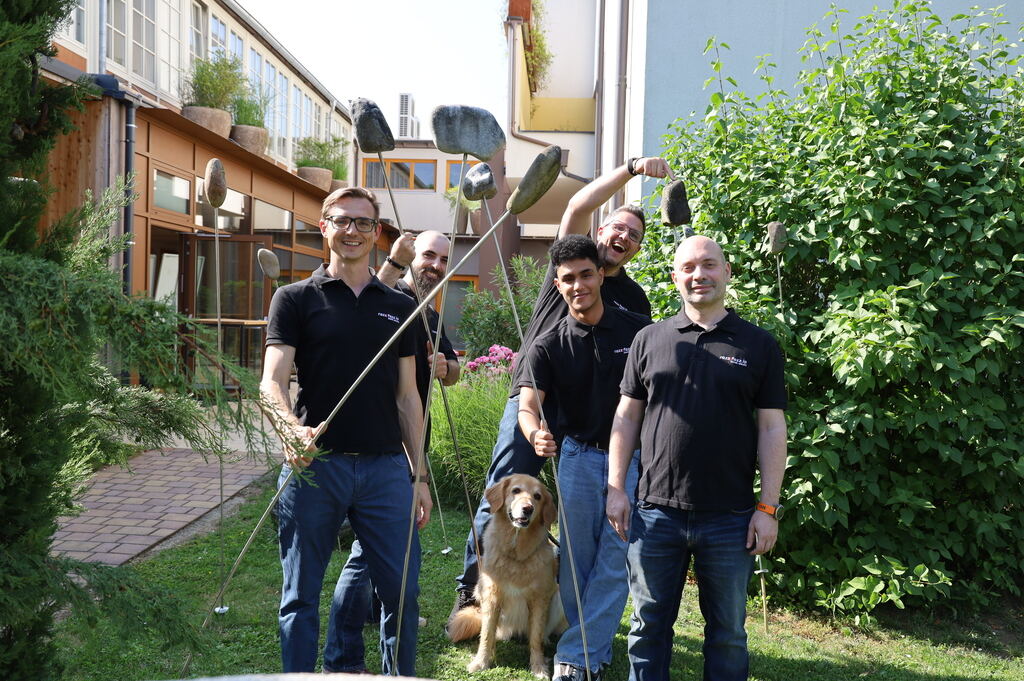 Das rzfz.ai Team im Garten